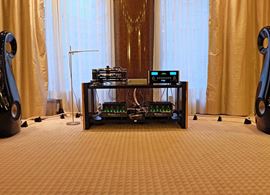 Kronos Sparta, Nagra Phono, McIntosh C50/275 Anniversary, Vivid Giya 2, um sistema de sonho, num hotel de luxo, sob a luz da cidade branca. 