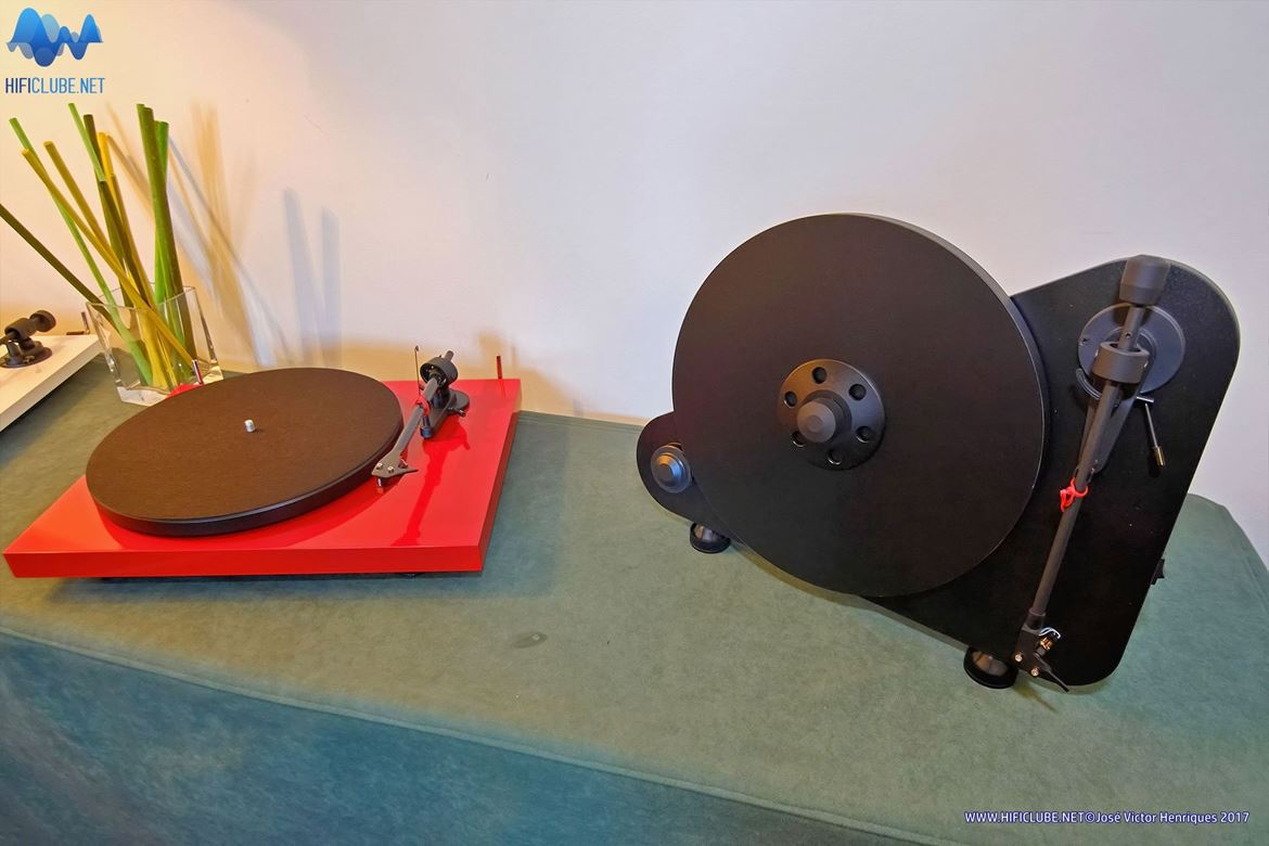 Pro-Ject VT-E (à direita em negro), o único gira-discos que toca LPs na vertical e pode ser colocado sobre uma mesa ou montado na parede. A Pro-Ject foi ao ponto de fazer um modelo para dextros e outro para canhotos...