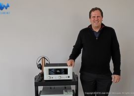 Luke Manley, uma pessoa encantadora que fabrica audio que encanta quando canta. Nota: na foto o VTL INT85