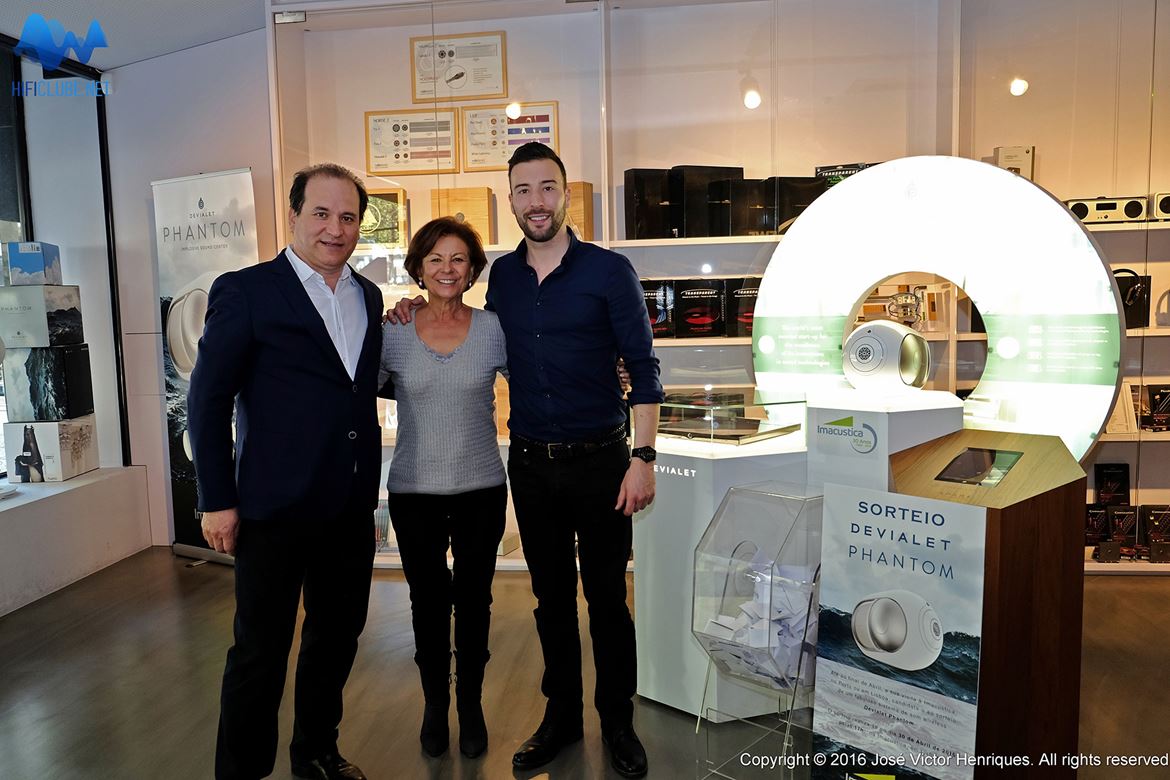 Manuel Dias e Pedro Duarte com Cândida Fernandes, a feliz contemplada com a Devialet Phantom.