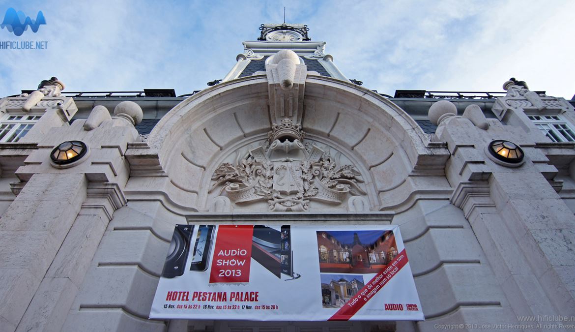 Cartaz do Audioshow 2013, na fachada do Pestana Palace (cavalariças)