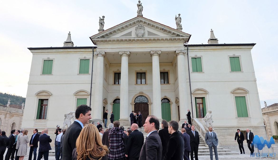 Os convidados aguardam a entrada na belíssima Villa Cordellina Lombardi