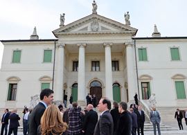 Os convidados aguardam a entrada na belíssima Villa Cordellina Lombardi