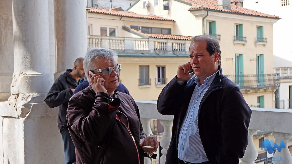 Ricardo e Manuel: entre dois copos quatro telefonemas...vida de distribuidor é dura...