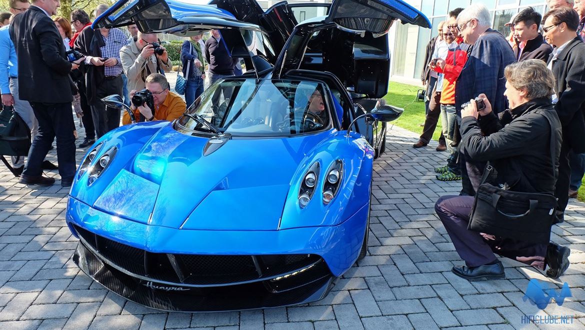 Os fotógrafos dos media presentes passaram-se com o Pagani Huayra