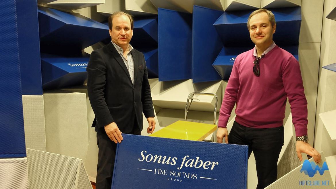 Manuel Dias e Paulo Soares experimentam a sensação de silêncio da câmara anecóica da fábrica da Sonus Faber