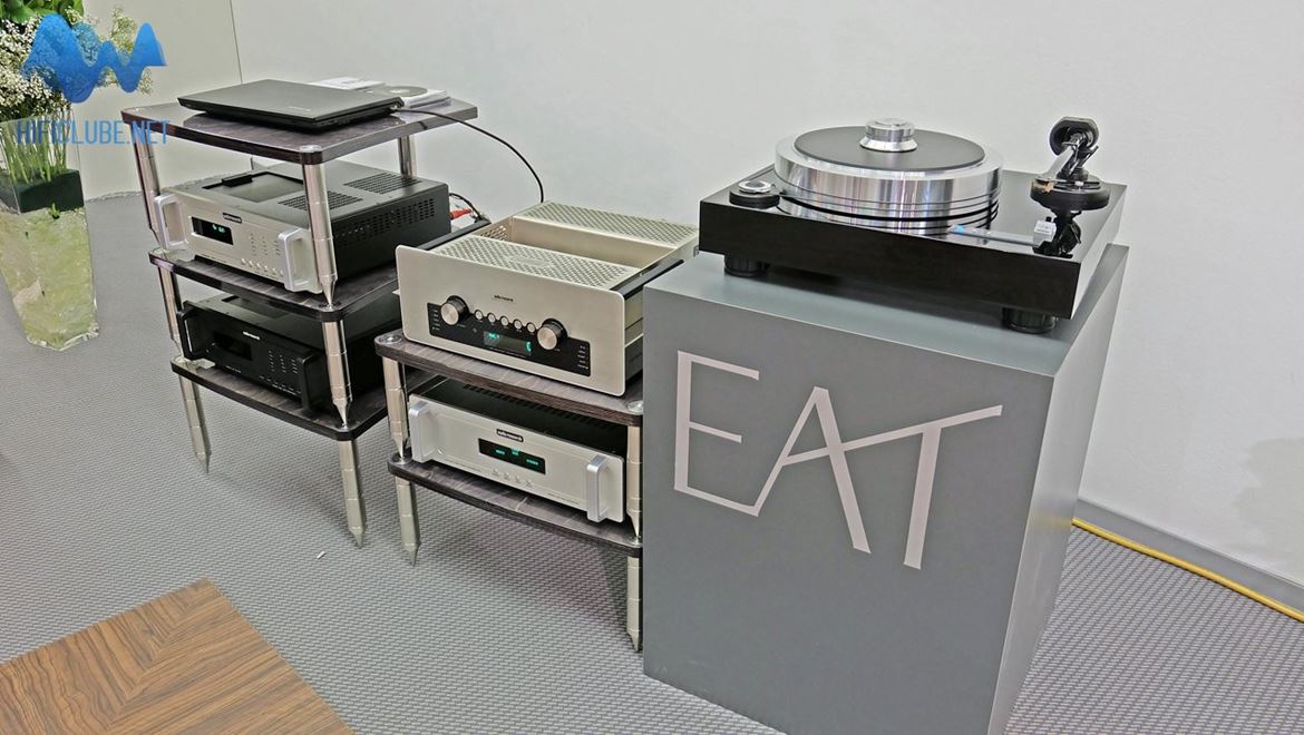 EAT: Gira-discos Forte e E-Glo phonostage com fonte de alimentação separada