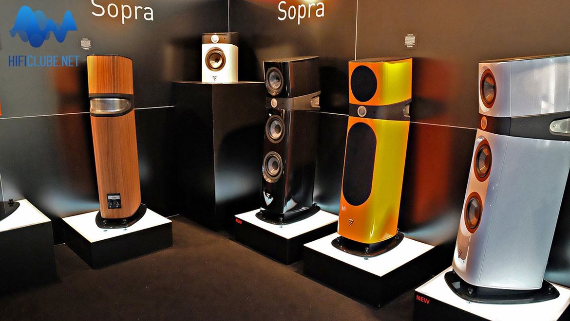 Focal Sopra nr.2 Collection, com cores bem ao gosto asiático. De notar as 'entradas de ar' laterais do tweeter (eu não disse que era um Ferrari?...). A linha Sopra é um agradável sopro de música e vai situar-se entre a Electa e a Utopia.