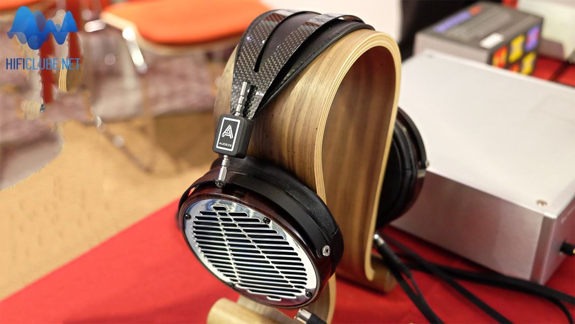 Audeze LCD4, a reposta da Audeze à ameça da Hifiman e Abyss: membrana ultrafina (em nanometros), cabeceira em fibra de carbono, madeira natural, espelhos de protecção em metal inox. O som continua a ser tipicamente Audeze LCD, menos escuro e com mais energia e extensão do agudo. Tudo isto pela módica quantia de 4.000 euros!