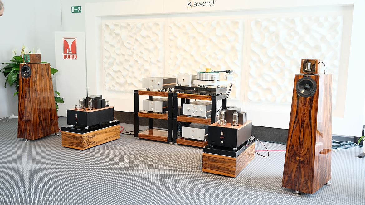 Highend2017_colunas_Colunas Kawero e amplificação Kondo. Always a pleasure. se ao menos todas as salas tivessem esta luz, fotografar seria fácil .JPG