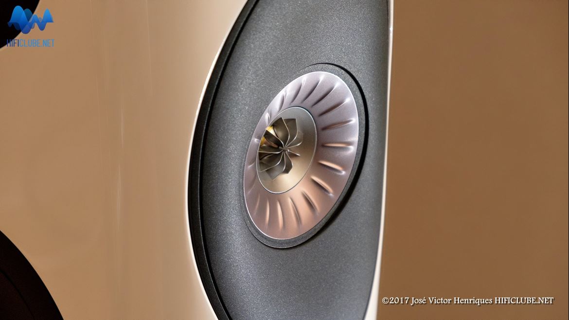 KEF UniQ com 'faseador' em tangerina