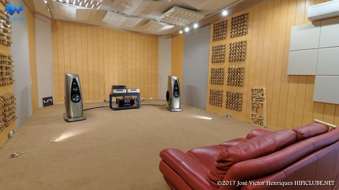 UAE- o sofá vermelho espera-o para ouvir o sistema Gryphon/Rockport no auditório principal