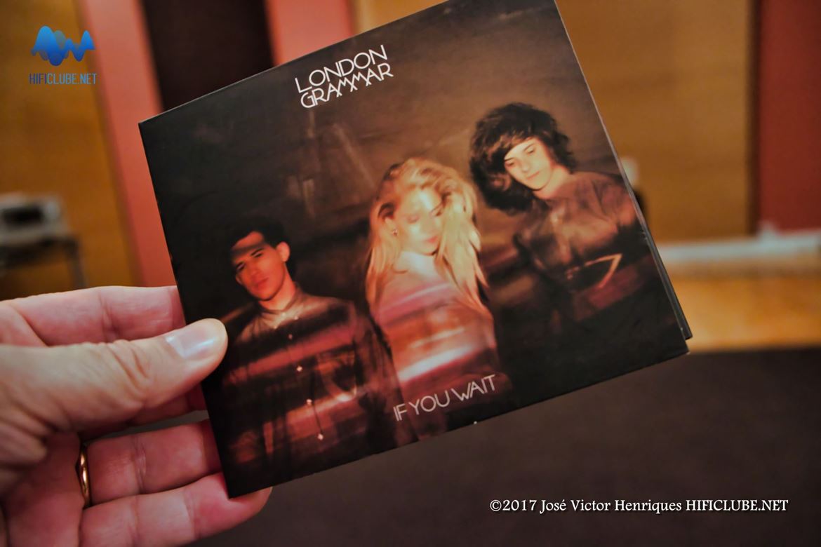 Capa do disco dos London Grammar, 'If You Wait'. Quer um conselho? Não espere, compre.