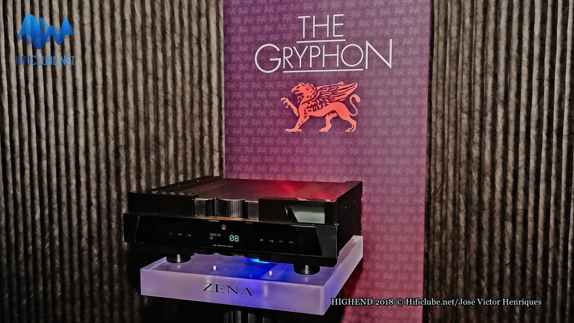 Gryphon Zena, logo abaixo do Pandora e sem saída para auscultadores, além de outras funções como ‘balanço’ e ‘polaridade’. Não se pode ter tudo por 13 000. Se quiser um DAC integrado ou entrada phono vai ter de pagar mais...