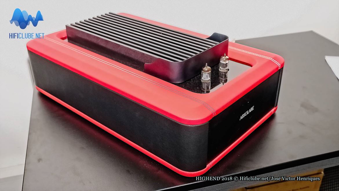 Absolare Hybrid Monoblock Amplifier, utiliza válvulas no andar de entrada e...OpAmps no andar de saída. Será uma nova versão sobrealimentada da tecnologia Gaincard? Só sei que o som é fabuloso e a ele voltaremos garantidamente quando publicarmos as notas de audição.