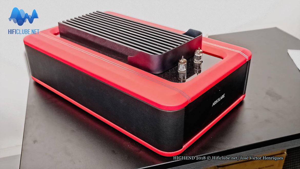 Absolare Hybrid Monoblock Amplifier, utiliza válvulas no andar de entrada e...OpAmps no andar de saída. Será uma nova versão sobrealimentada da tecnologia Gaincard? Só sei que o som é fabuloso e a ele voltaremos garantidamente quando publicarmos as notas de audição.