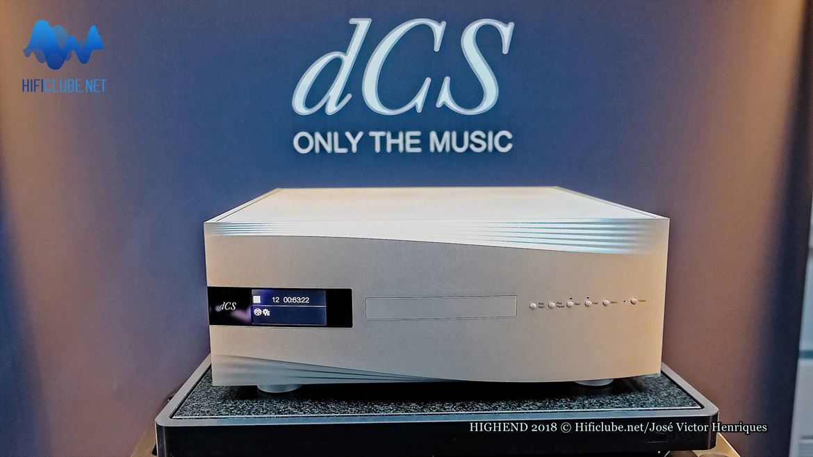 dCs a principal novidade é o novo transporte Rossini CD/SACD, um brinquedo para custar uns bons 20 mil euros, mas que faz upsampling do sinal para DXD 24-352,8 ou DSD128, e lê SACD em formato nativo e transmite depois o sinal para o DAC por duplo AES/EBU.  Voltaremos à dCS para as audições e um comparativo MQA com matrizes de Peter McGrath. Será que se ouve a diferença? You bet!...