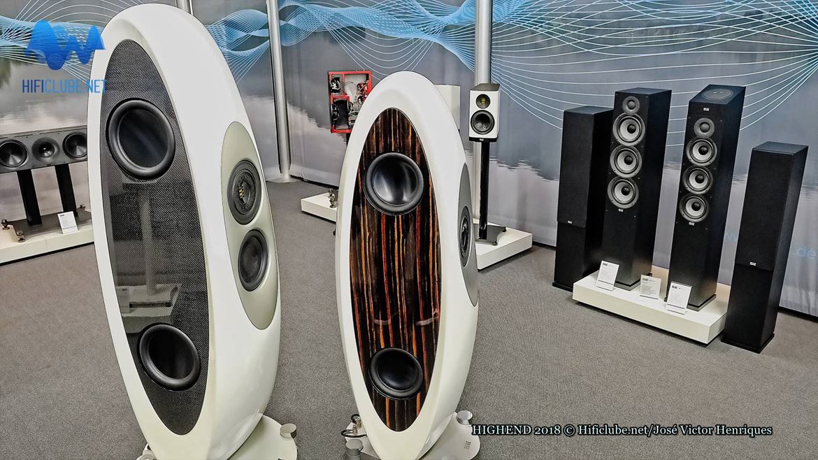 Elac As Elac Concentro foram a grande surpresa do Highend 2016, e foi até o som de que gostei mais. Agora temos as Concentro M que com 2/3 do tamanho custa metade do preço. Mas já não me convenceu tanto...