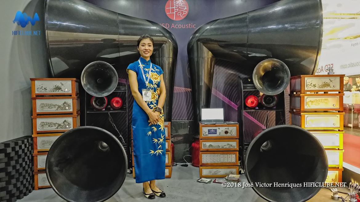 A ESD Acoustic tentou - sem grande sucesso, diga-se - colocar o arco da Rua Augusta na Rua da Betesga. Notem que as 'caixinhas chinesas' são, de facto, amplificadores, pois cada uma das cornetas de agudos, médios. graves e subgraves é alimentada separadamente. A qualidade de som era, digamos, artesanal, mas honesto...