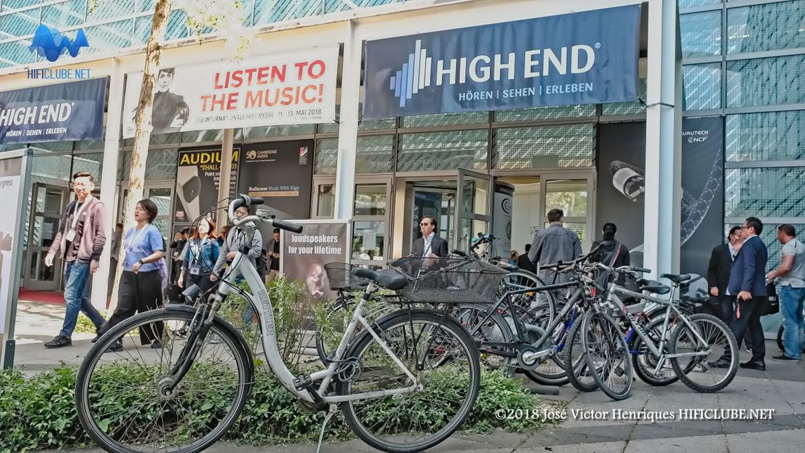 Munique, 10-13 de Maio, muita gente aproveitou o bom tempo  para se deslocar de bicicleta até ao M.O.C. Na terra da BMW, a bicicleta é rainha...