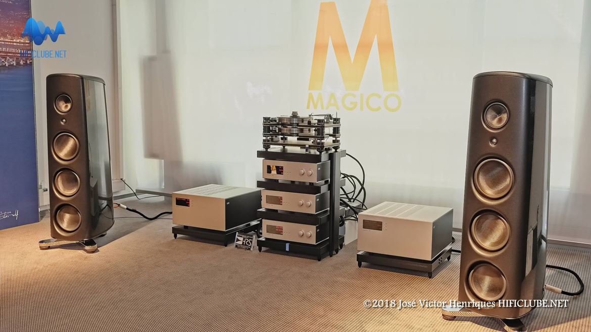 Magico M6 com amplificação Soulution. Demasiado poder de fogo (no grave) para uma sala que vibrava e tinha um som próprio. É o problema das 'avaliações' em condições de audição precária...