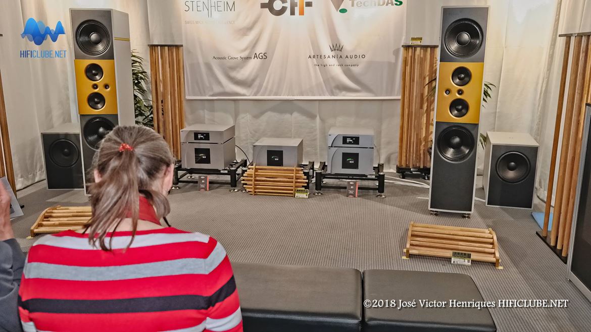 Stenheim Ultimate com amplificação CH Precision. Algo estava errado: ou a selecção musical, ou a presença desnecessária de um  par de subs na sala. As Stenheim soaram muito melhor no audioshow de Lisboa. E não me parece que aqueles 'pauzinhos' espalhados pela sala pudessem de alguma forma melhorar o som...