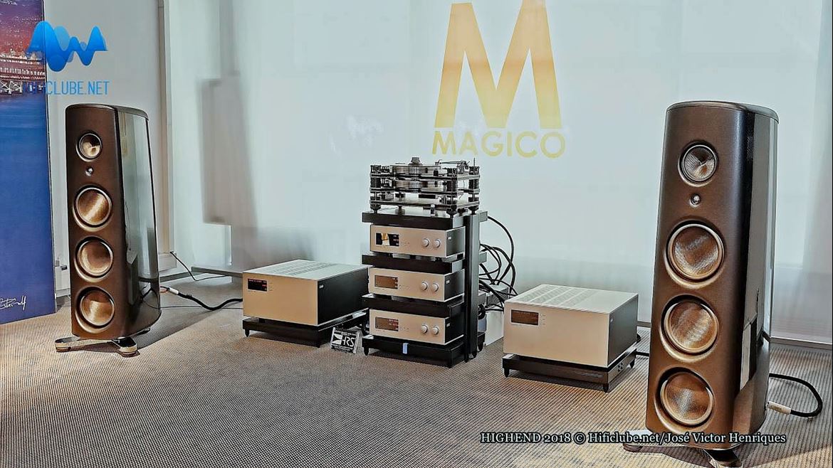 Magico M6 com amplificação Soulution. Demasiado poder de fogo (no grave) para uma sala que vibrava e tinha um som próprio. É o problema das 'avaliações' em condições de audição precária.Mas, no Domingo, o som estava já no ponto, na medida em que isso é possível no MOC (Alon fez algumas afinações), como se prova pela audição do vídeo com som directo, cujo baixo é tenso, intenso e extenso.