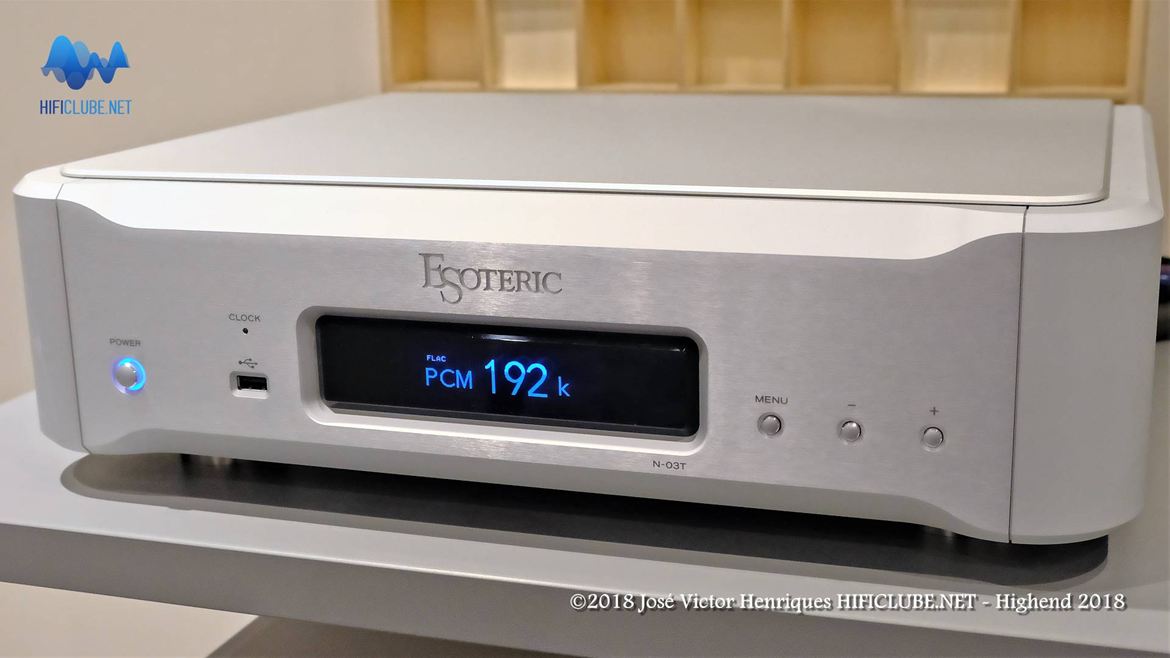 Outra novidade mundial: N-03T Network Audio Transport, compatível com Tidal, Qobuz, roon e Spotify, e que pode ser ligado por USB tanto a um DAC externo como (e esta é mesmo nova!) a um Leitor SACD/CD