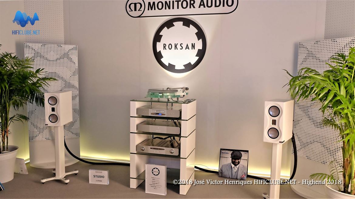 Excelente performance das pequenas Monitor Audio Studio muito bem acolitadas por um sistema Roksan composto por: Radius 7 c braço Nima e célula Corus 2, Caspian M2/RPP amp/phono, Caspian M2 CD Player e K3 DAC. Eu teria preferido a linha K integral, mas os resultados foram ainda assim excelentes: boa reprodução de graves para uma coluna tão pequena e imagem precisa e definida no plano lateral (menos no vertical, mas as Studio são para ouvir sentado). O som que se houve no vídeo publicado acima foi captado com o microfone interno da câmara, pelo que não é representativo do som que se ouviu no M.O.C..